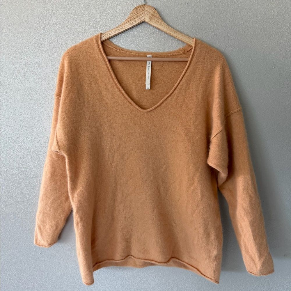 Aritzia The Group Babaton Luxe Cashmere Crush V-Neck Sweater Peach Tan Size L